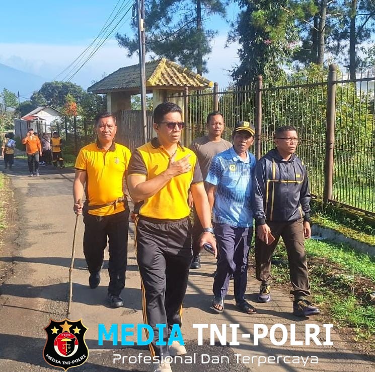 Sambang Desa Sambil Jalan Sehat, TNI-Polri Perkuat Sinergi Jaga Kamtibmas Jelang HUT Bhayangkara ke-79