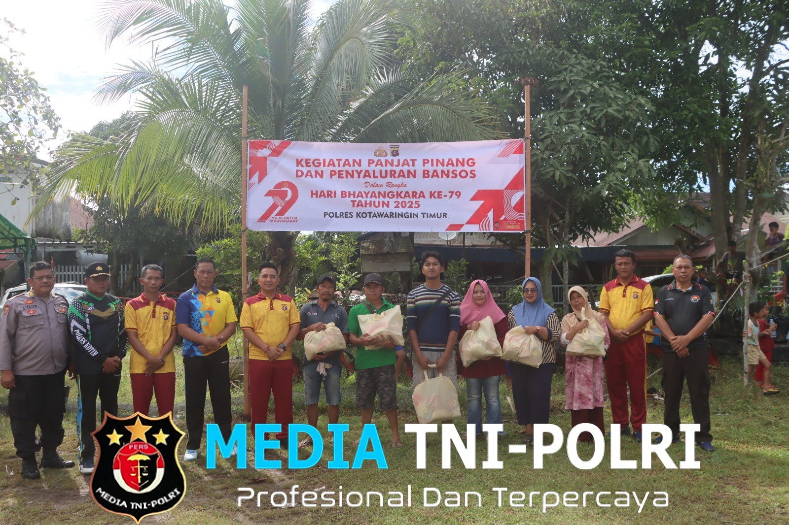 Meriahkan Hari Bhayangkara ke-79 Polres Kotim Adakan Lomba Panjat Pinang.