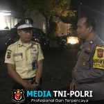 Patroli Malam Bhabinkamtibmas Polsek Cisarua Kontrol Poskamling Sampaikan Pesan Kamtibmas di Desa Tugu Selatan