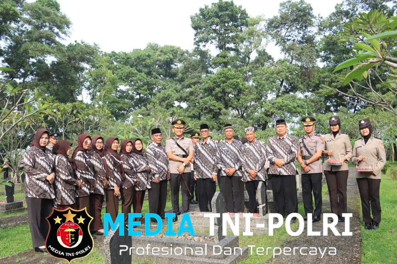 Kapolres Bogor Pimpin Ziarah dan Tabur Bunga Makam Pahlawan Pondok Rajeg Sambut HUT Bhayangkara ke-79
