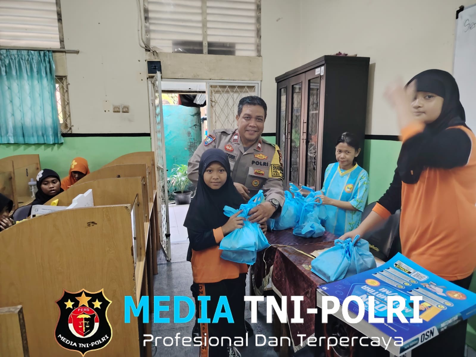 Polisi dan Babinsa Amankan Distribusi Makanan Bergizi Gratis untuk Ribuan Siswa di Bambu Apus
