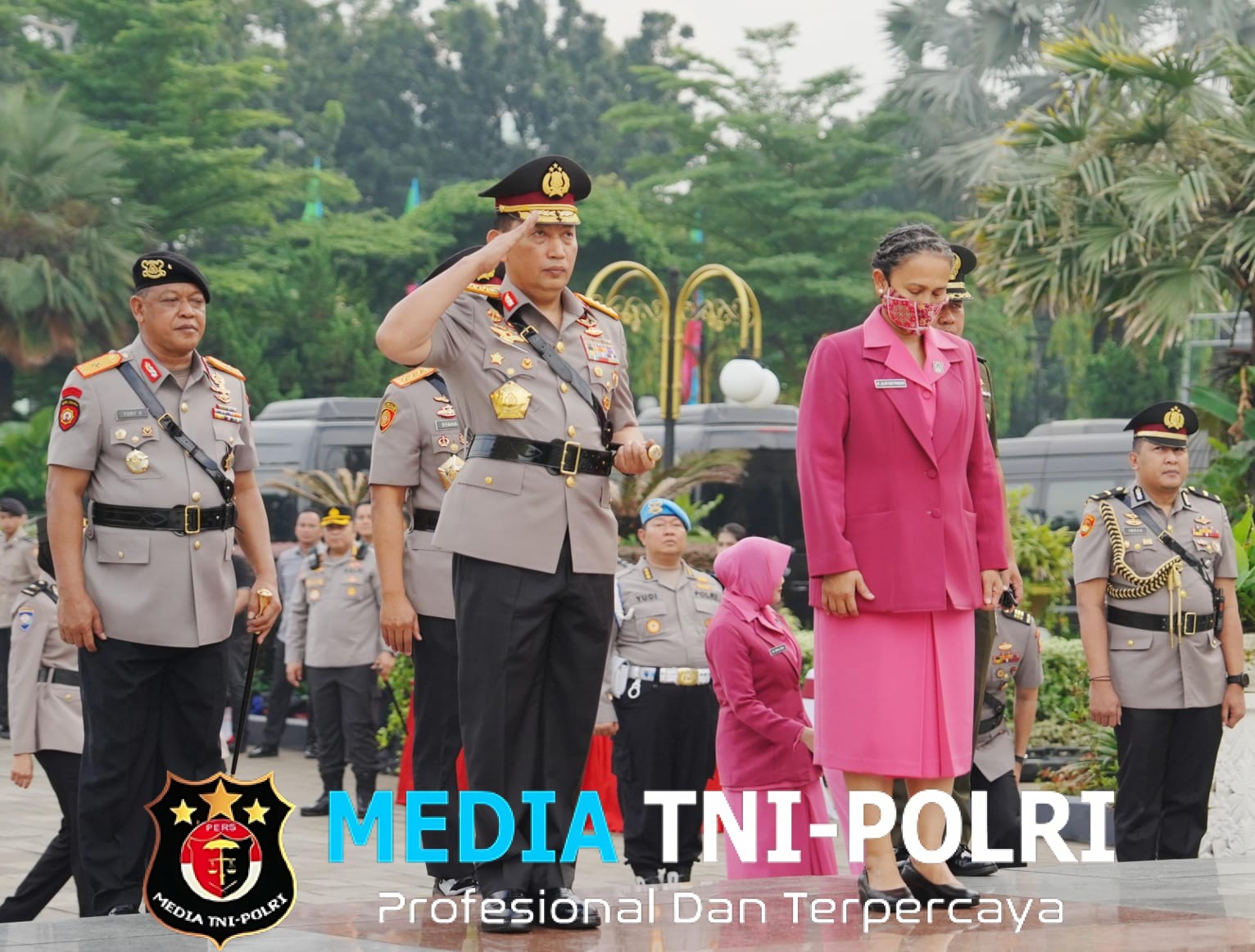 Jelang Hari Bhayangkara, Kapolri Ziarah ke Makam BJ Habibie hingga Hoegeng