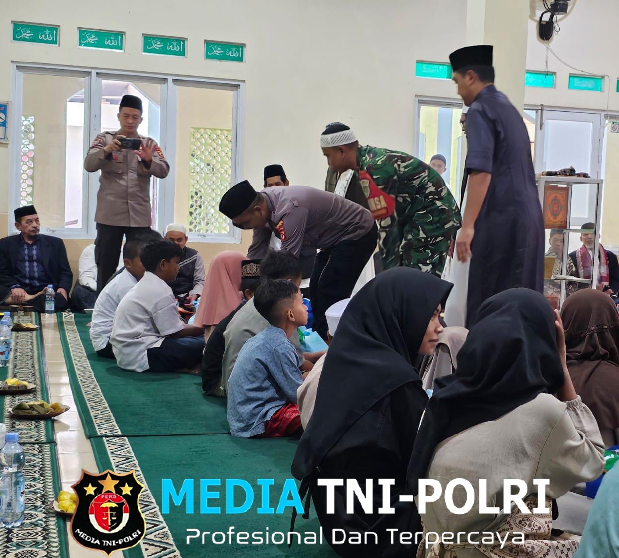 Sambut HUT Bhayangkara ke-79, Bhabinkamtibmas Polsek Parung Jalin Kedekatan dan Beri Santunan kepada Anak Yatim Piatu di Desa Cogreg