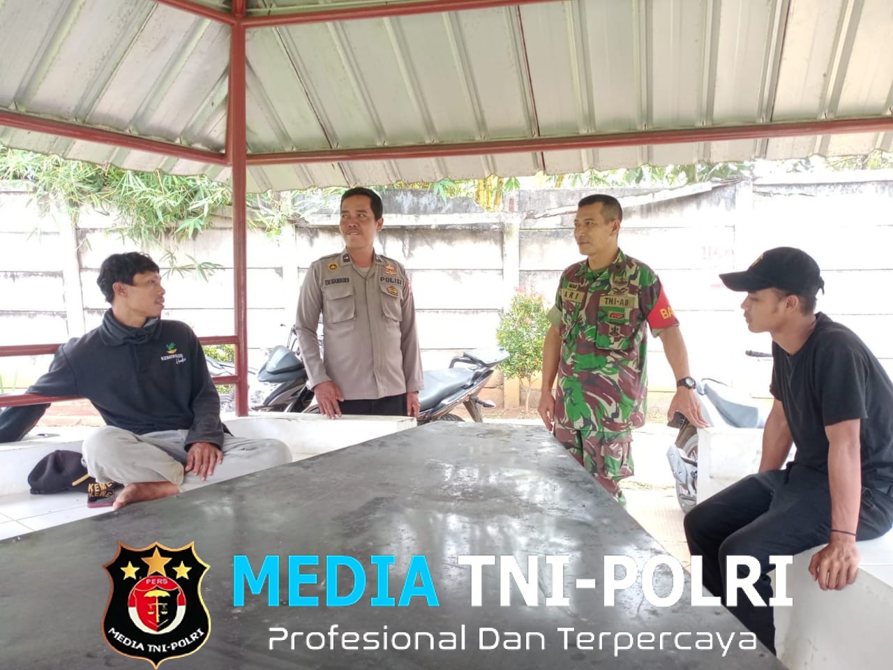 Bhabinkamtibmas Polsek Parung dan Babinsa Koramil 0621/22 Bersinergi Beri Himbauan Kamtibmas kepada Warga Desa Putat Nutug