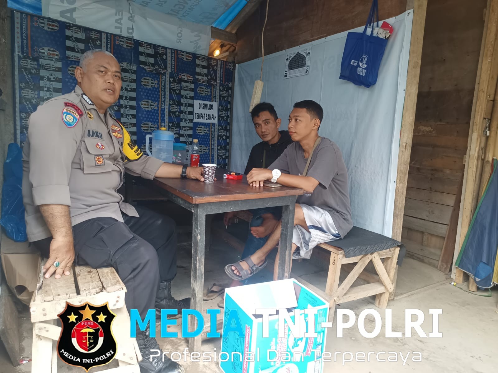 Jalin Kedekatan dengan Warga Binaan Bhabinkamtibmas Polsek Babakan Madang Sambang Warga Desa Karang Tengah, 