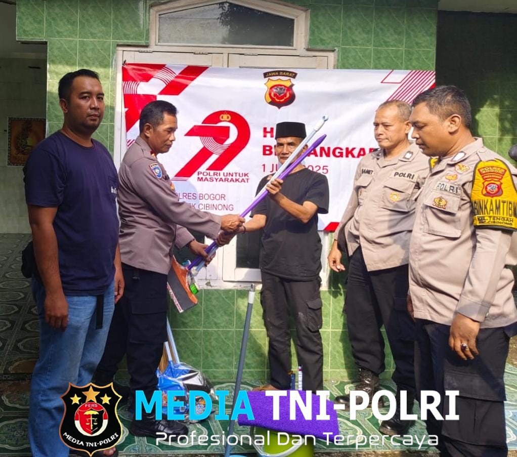 Sambut HUT Bhayangkara ke-79, Polsek Cibinong Gelar Bhakti Religi Perbaikan Mushalla