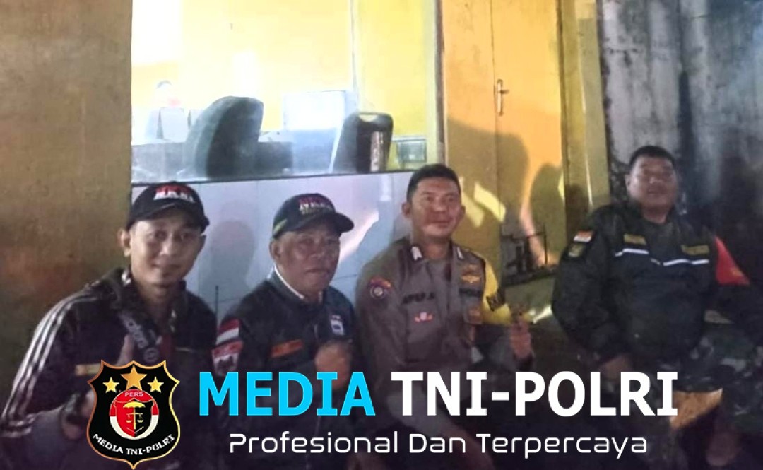 Bhabinkamtibmas Polsek Cisarua Kontrol Siskamling dan Sampaikan Pesan Kamtibmas kepada Warga