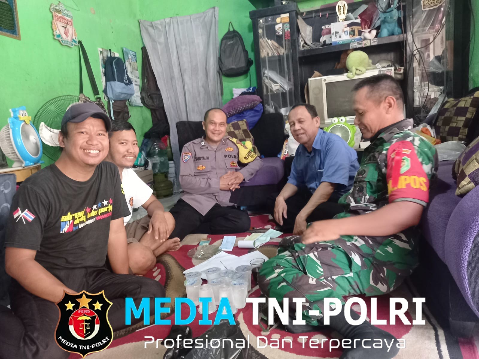 Sinergitas TNI-POLRI Sambang Kamtibmas Warga Tingkatkan Keamanan Lewat Patroli Dialogis di Tengah Warganya.