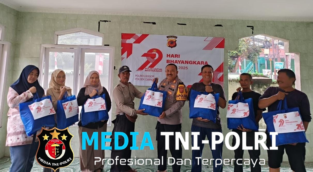 Peduli Sesama, Polsek Cibinong Berikan Sembako Kepada PHL dan Warga Sekitar dalam Rangka HUT Bhayangkara ke-79