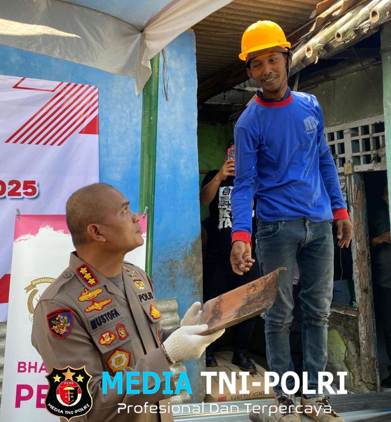 Kapolres Metro Bekasi Laksanakan Bakti Sosial Bedah Rumah dalam Rangka Hari Bhayangkara ke-79