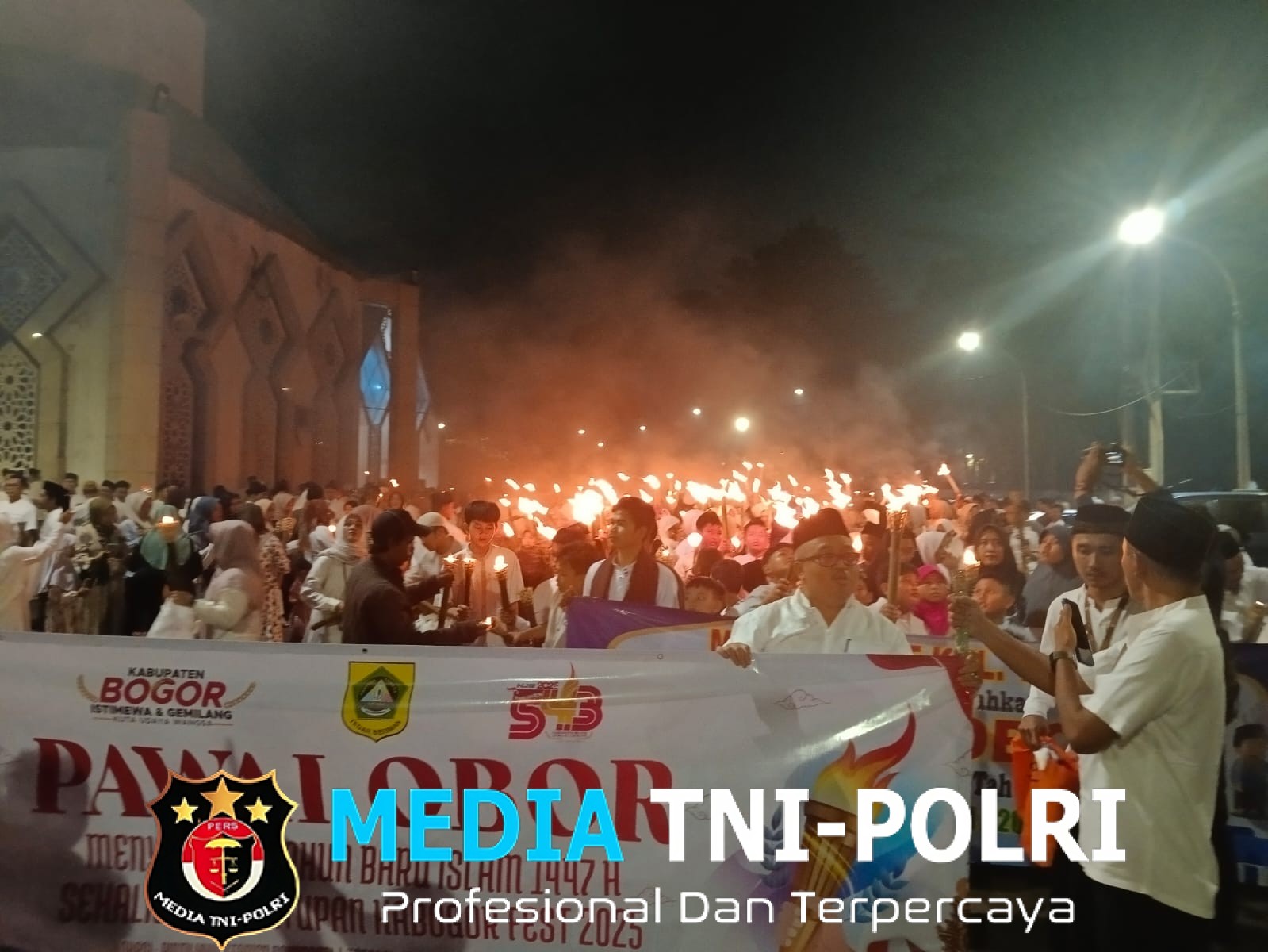 Sambut 1 Muharam 1447 H Polsek Cibinong Lakukan Pengamanan 5000 Peserta Pawai Obor dan Penutupan Kabogor Fest 