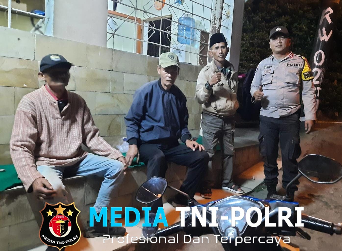 Bhabinkamtibmas Polsek Cisarua Kontrol Pos Kamling dan Sampaikan Pesan Kamtibmas Kepada Warga