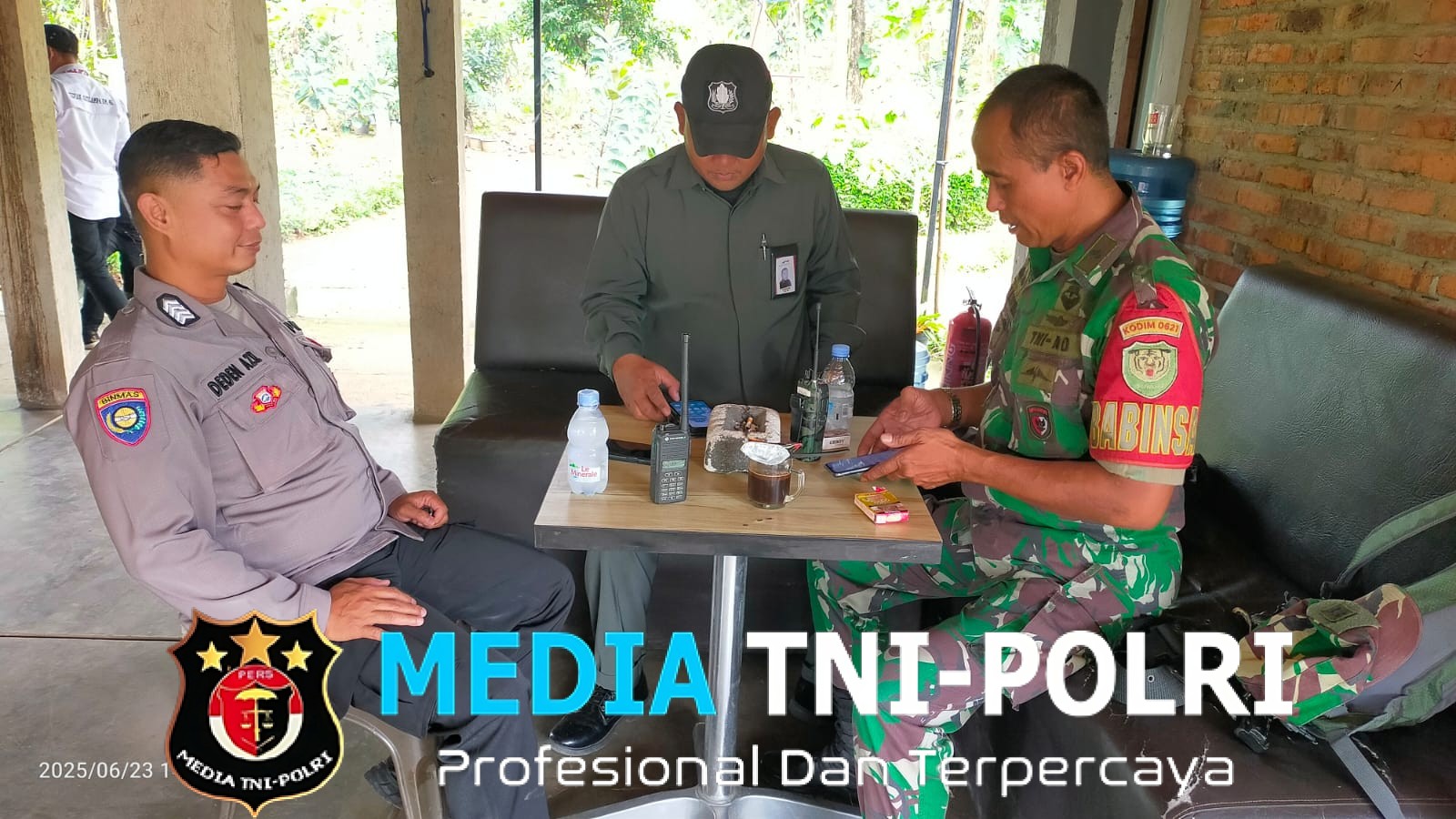 Bhabinkamtibmas Polsek Ciawi Sambangi Warga Desa Cibedug, Sampaikan Pesan Kamtibmas