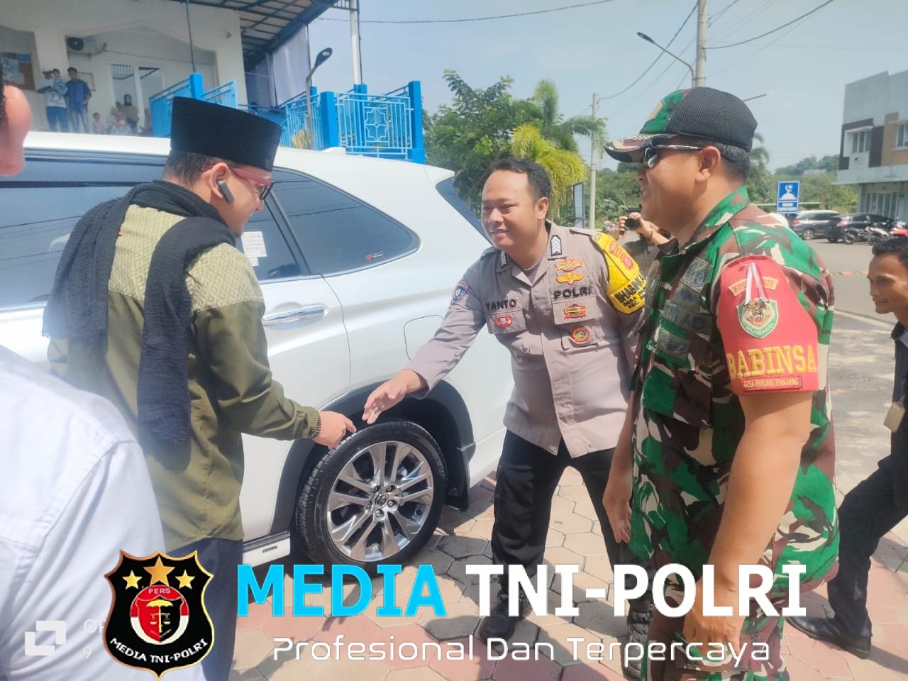 Sinergitas TNI-Polri, Bhabinkamtibmas dan Babinsa Sambangi Warga di Desa Parungpanjang