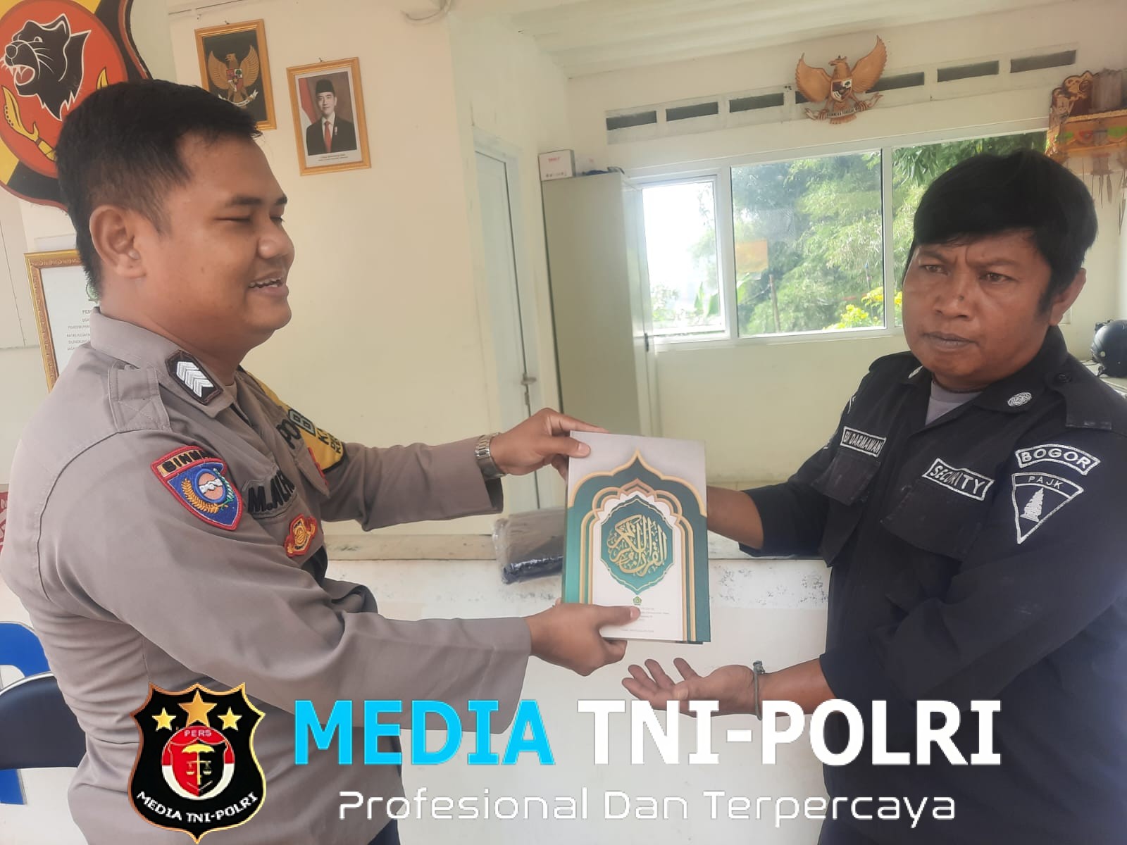 Bhabinkamtibmas Desa Tamansari Sambangi Warga dan Salurkan Bantuan Perlengkapan Ibadah