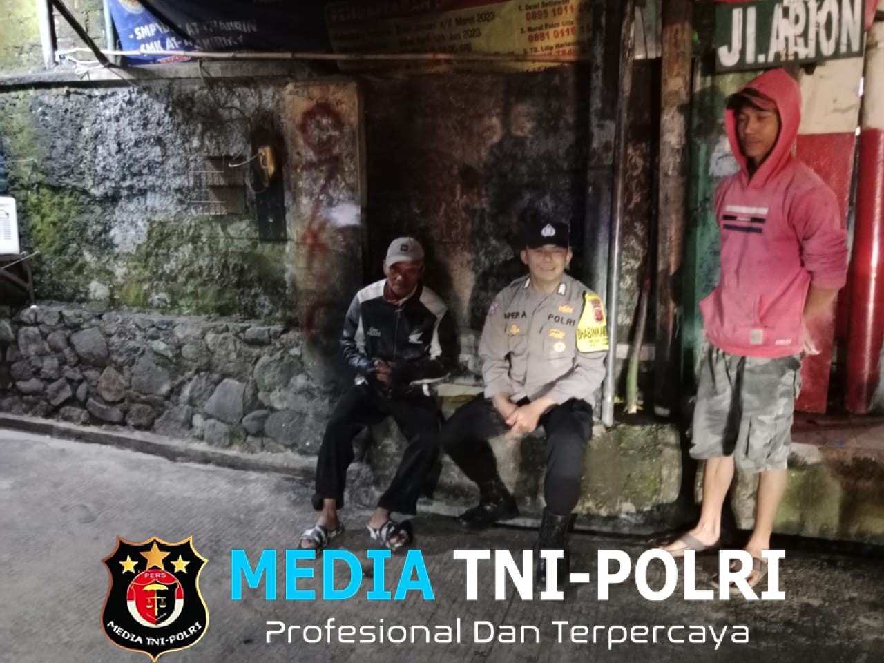 Bhabinkamtibmas Polsek Cisarua Kontrol Pos Kamling dan Sampaikan Pesan Kamtibmas kepada Warga