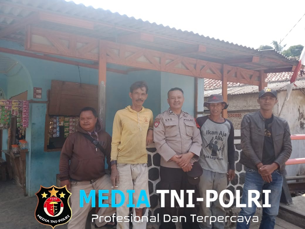 Bhabinkamtibmas Polsek Cijeruk Sambangi Warga Desa Ciadeg, Pererat Kedekatan Polri dan Masyarakat