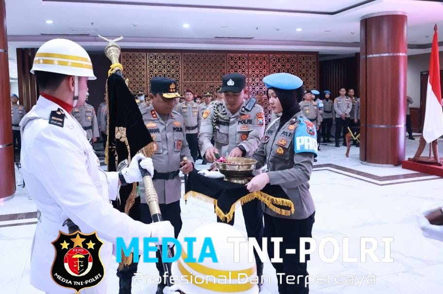 Kapolda Jatim Pimpin Upacara Pemuliaan Nilai Luhur Tribrata Pataka Polda Jatim ‘Tan Hana Dharma Mangrwa’