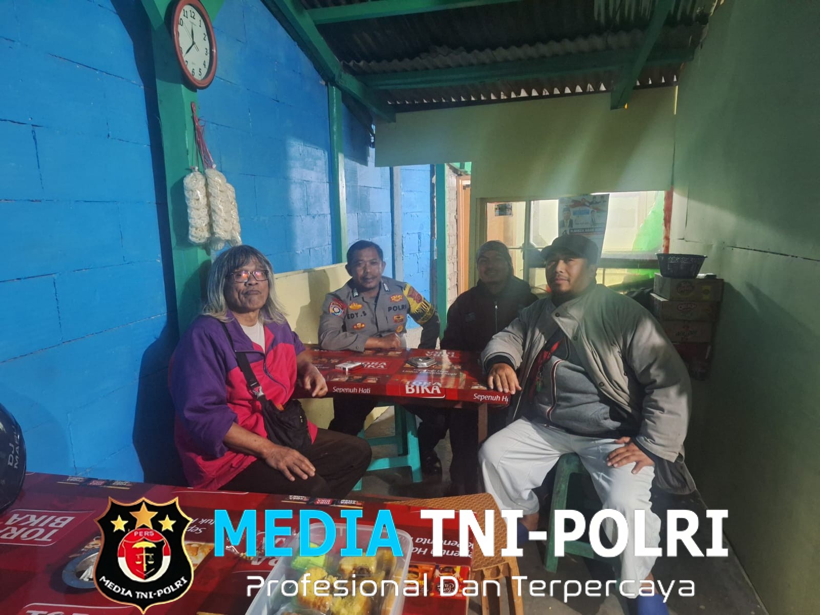 Bhabinkamtibmas Polsek Cisarua Kontrol Pos Kamling dan Sampaikan Pesan Kamtibmas di Desa Tugu Utara