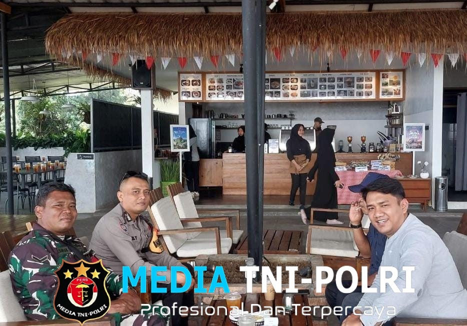 Wujudkan Kamtibmas yang Kondusif, Bhabinkamtibmas dan Babinsa Sambangi Warga Desa Pasir Jaya