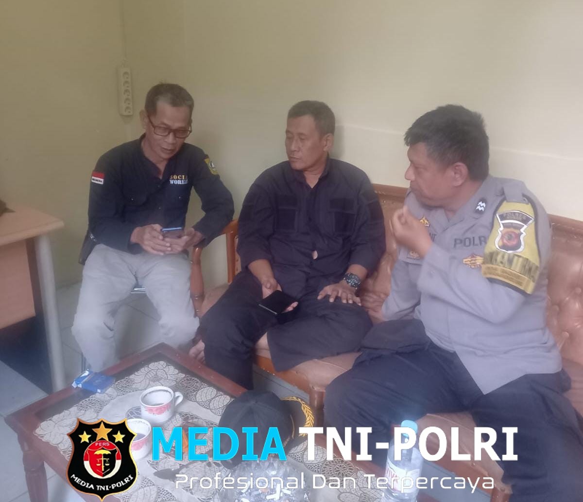 Sambang Waga di Desa Gadog Bhabinkamtibmas Polsek Megamendung Sampaikan Pesan Kamtibmas 
