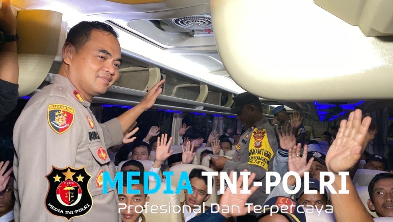 Kapolsek Setu Pimpin Pelepasan 700 Warga ke Monas untuk Memeriahkan Hari Bhayangkara ke-79