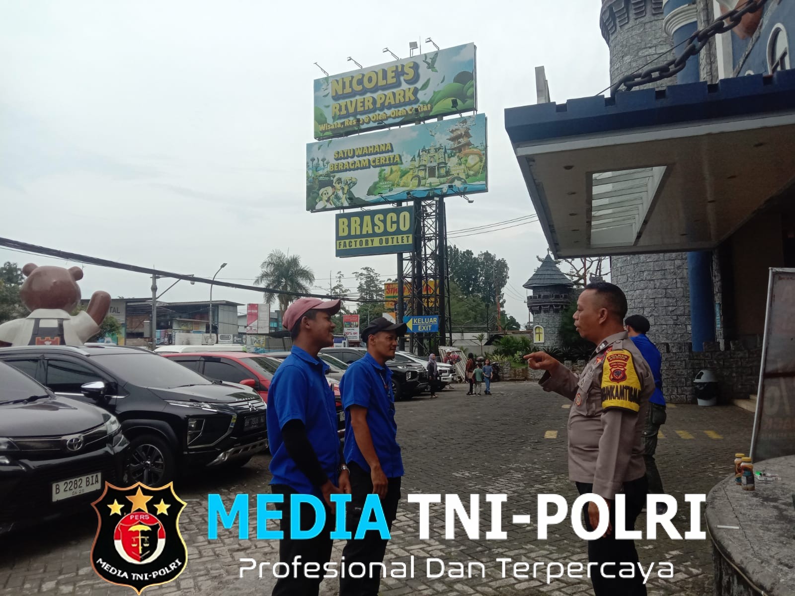 Bhabinkamtibmas Polsek Megamendung Sambangi Petugas Parkir di Desa Binaan Sampaikan Himbauan Kamtibmas
