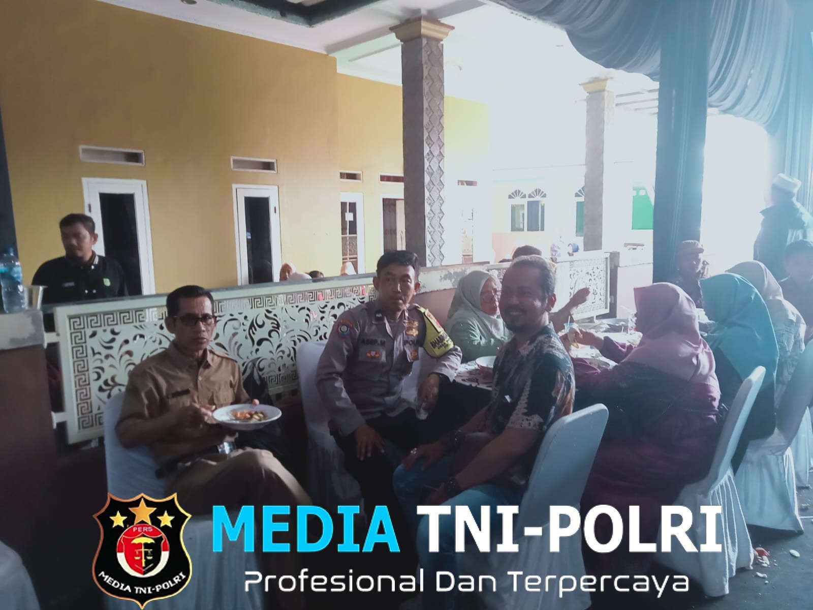 Sambang Warga Bhabinkamtibmas Polsek Cisarua Kontrol Pos Kamling dan Sampaikan Pesan Kamtibmas
