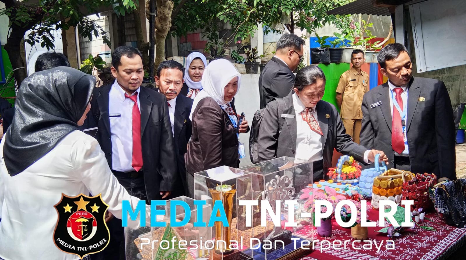 Bhabinkamtibmas Polsek Citeureup Hadiri Kunjungan Kerja DLH Kabupaten Bogor di Kampung Ramah Lingkungan