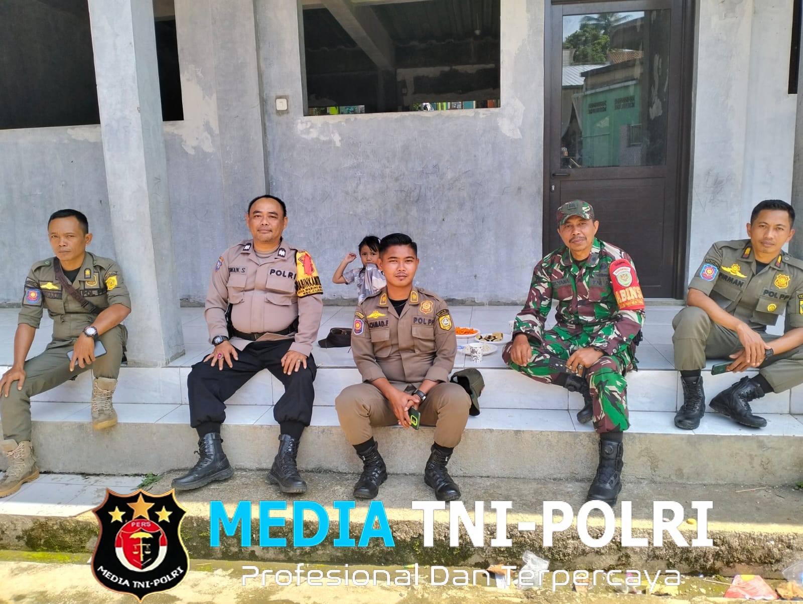 Sinergitas TNI–Polri, Bhabinkamtibmas dan Babinsa Sambangi Warga Desa Warung Menteng, Sampaikan Edukasi Kamtibmas dan TPPO