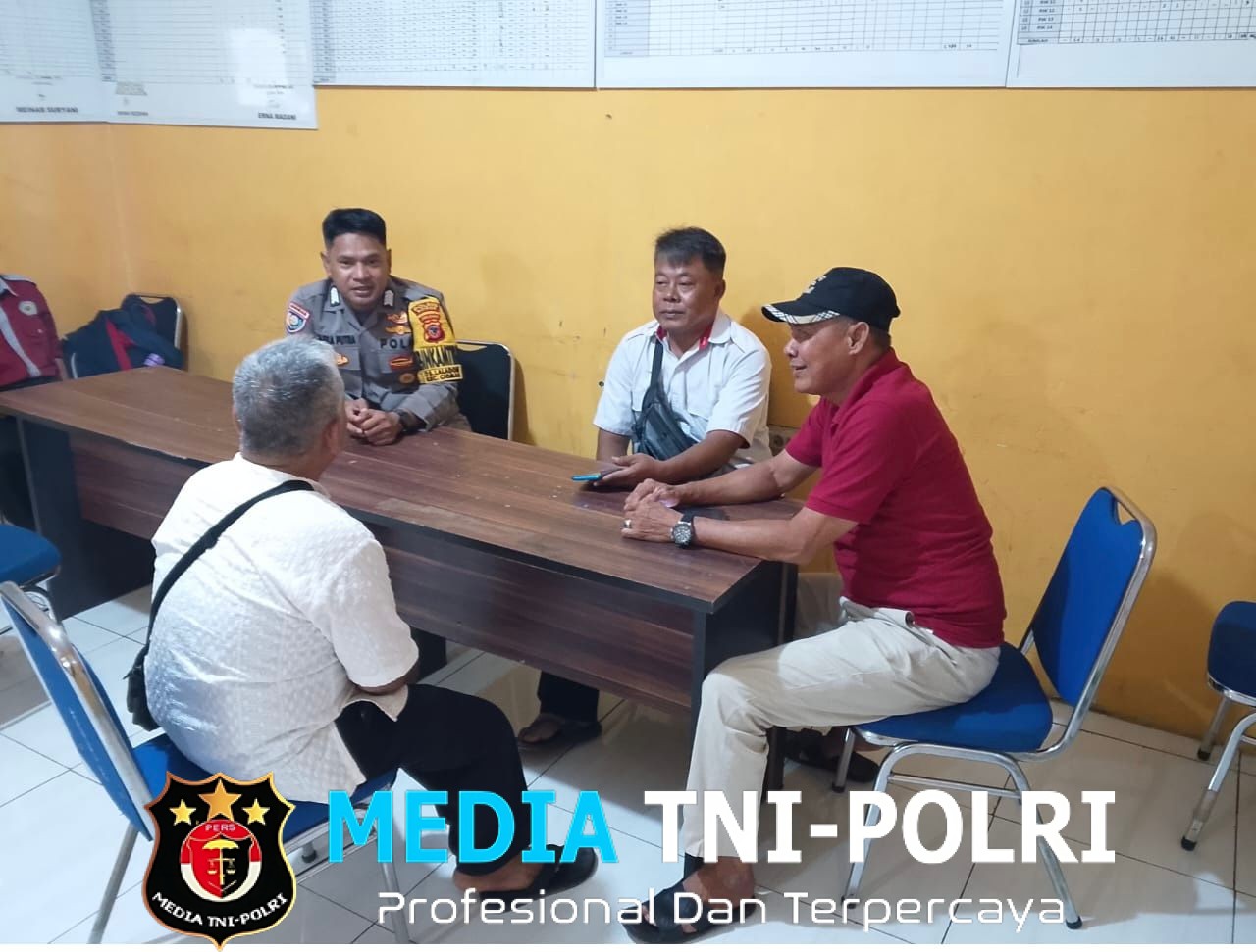 Jalin Sinergitas dengan Pemdes Laladon Bhabinkamtibmas Polsek Ciomas Sambangi Kantor Desa  Sampaikan Pesan Kamtibmas 