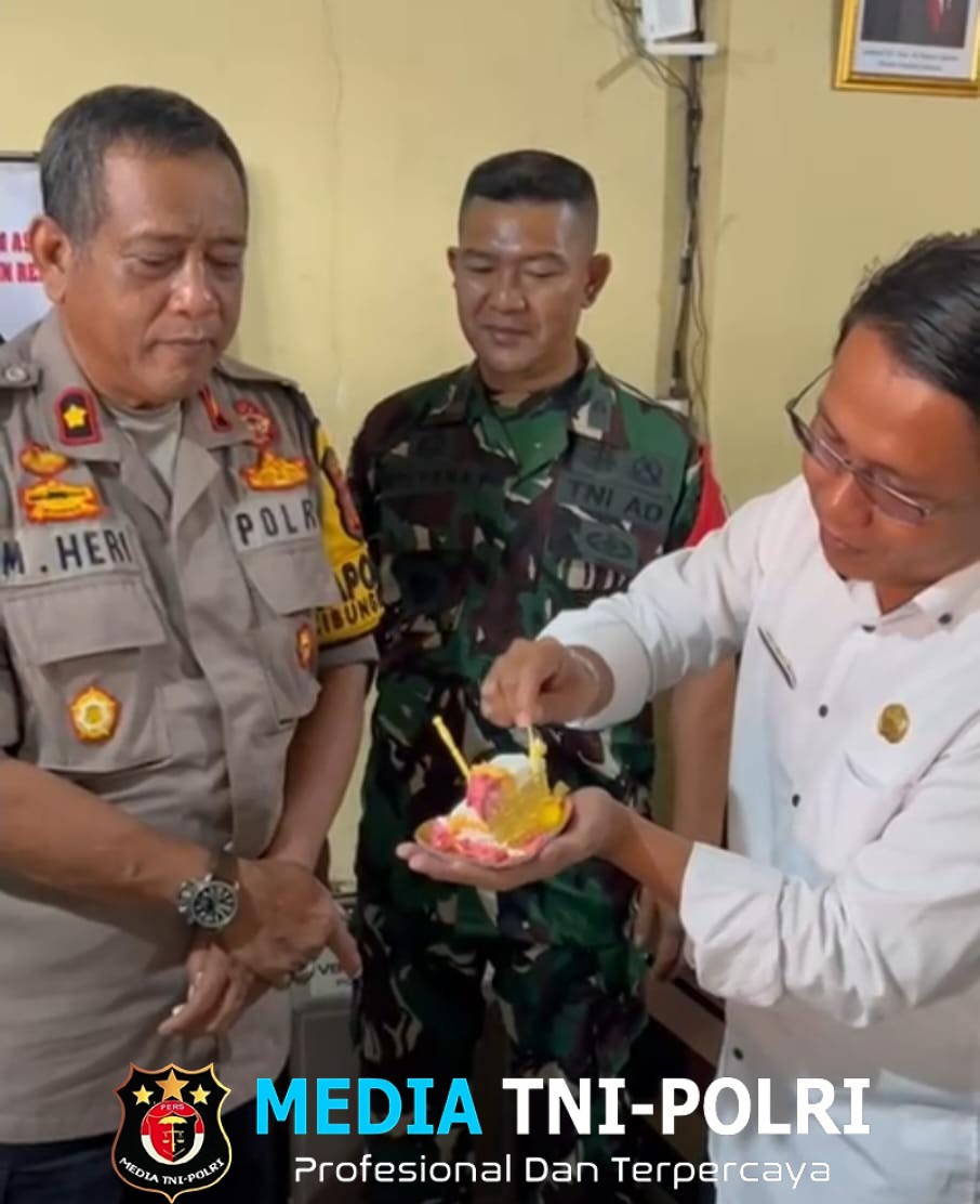 Tiga Pilar Kecamatan Cibungbulang Berikan Kejutan Kue Ulang Tahun di HUT Bhayangkara ke-79 Tahun 2025