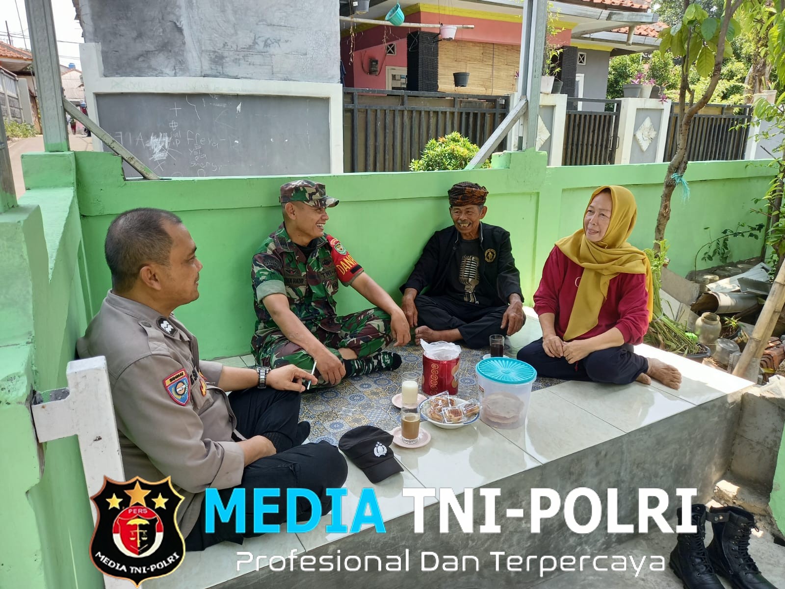 Sinergitas TNI-POLRI Sambang Warga Dengan Meningkatkan Keamanan Lewat Patroli Dialogis Ke Warga Kp. Dramaga Tengah.