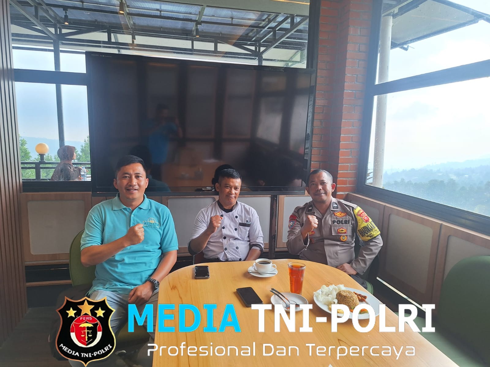 Sambang Dialogis Bhabinkamtibmas Polsek Cisarua Bersama Chef Resort di Desa Tugu Utara Sampaikan Himbauan Kamtibmas