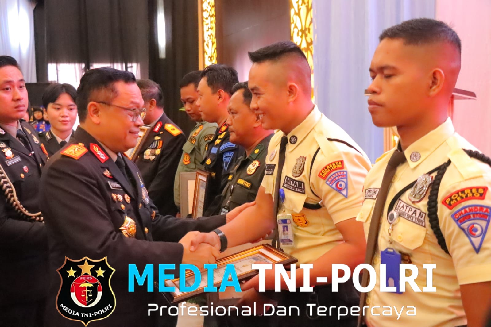 Polsus & Satpam Teladan Tingkat Provinsi Dapatkan Penghargaan Dalam Rangka Hari Bhayangkara ke-79