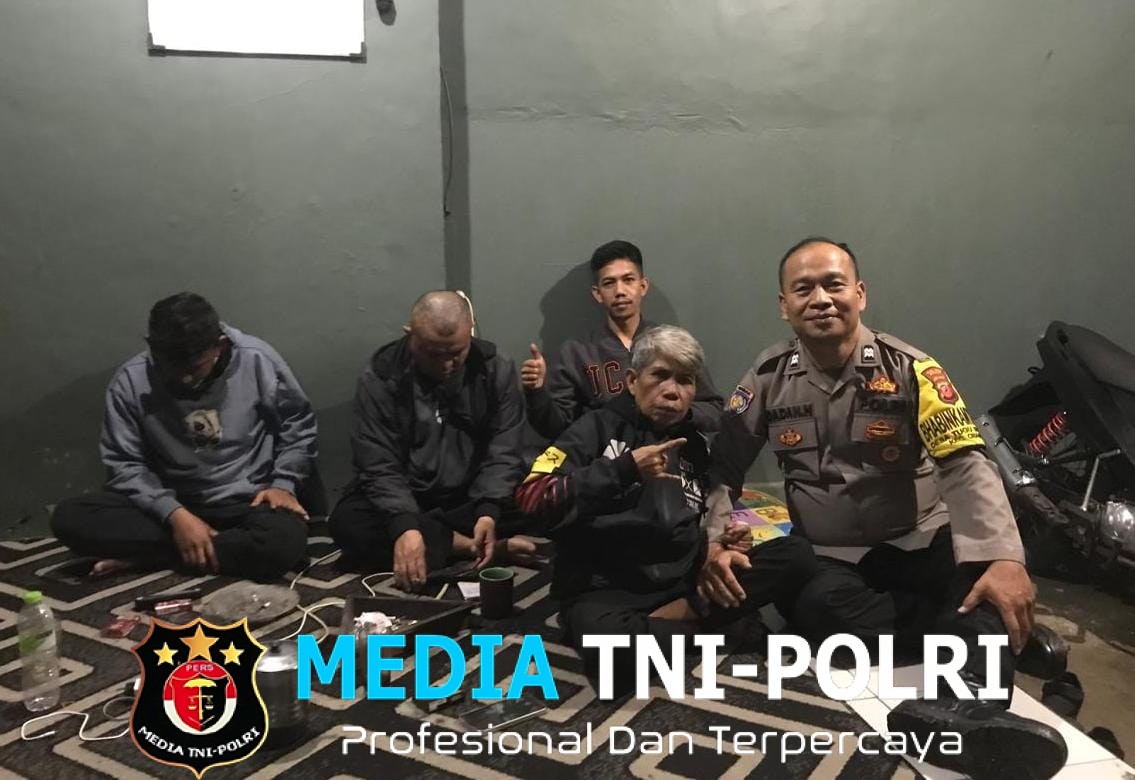Bhabinkamtibmas Polsek Cisarua Kontrol Poskamling dan Sampaikan Pesan Kamtibmas