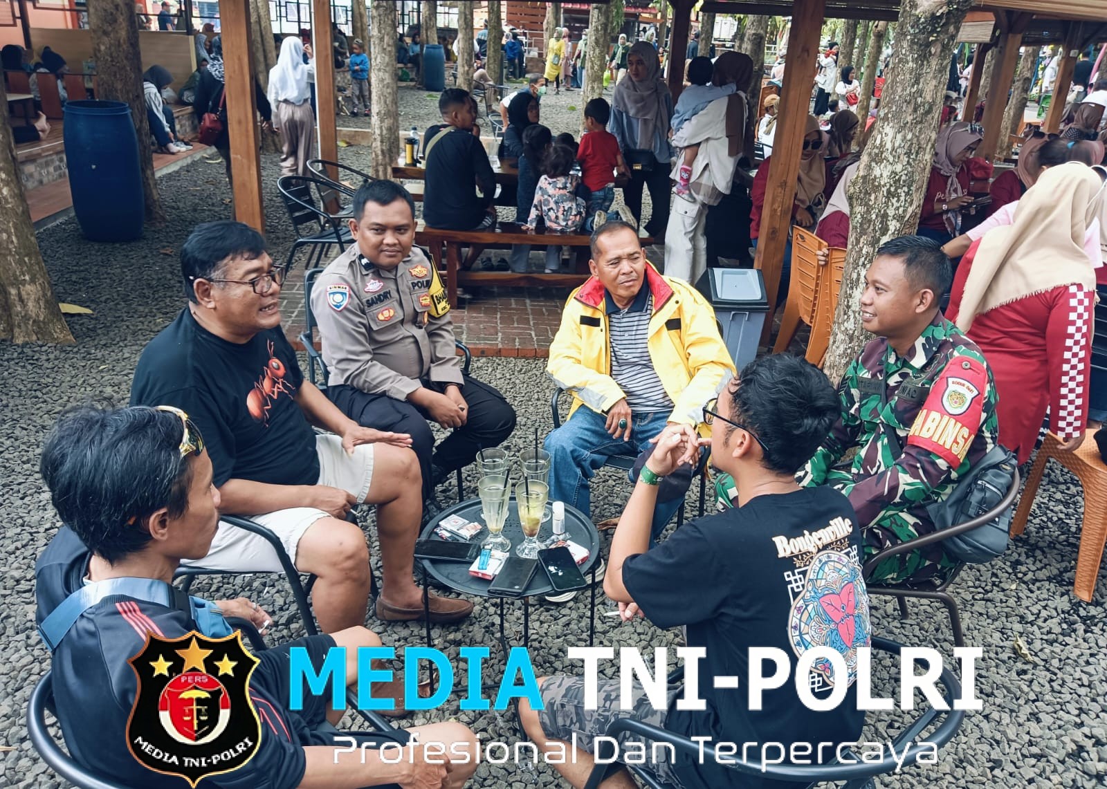 Bhabinkamtibmas Desa Lumpang dan Babinsa Sambangi Warga, Sampaikan Imbauan Kamtibmas