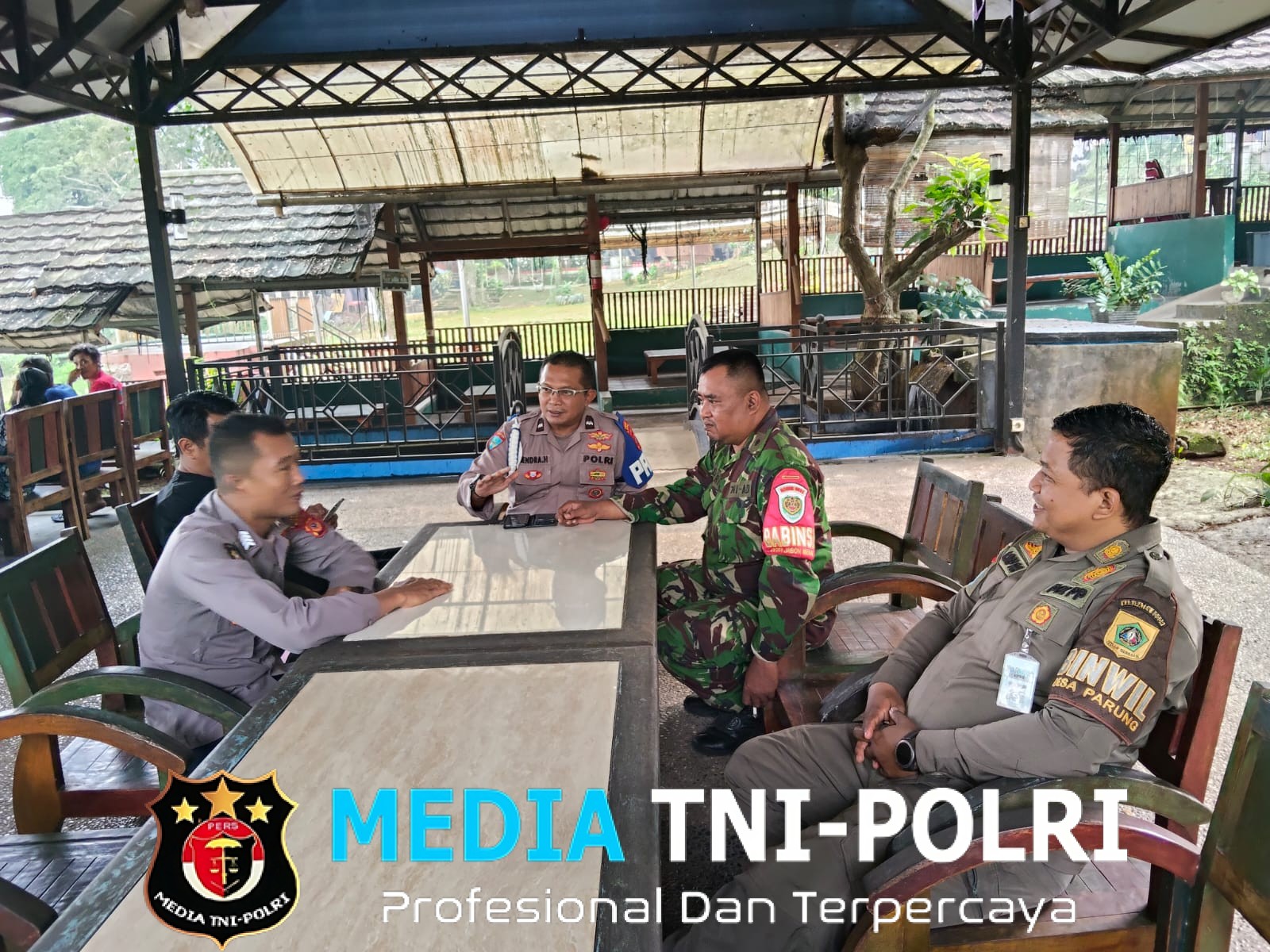 Sinergi TNI-Polri, Bhabinkamtibmas Polsek Parung Bersama Babinsa Lakukan Anjangsana dan Penyuluhan Kamtibmas