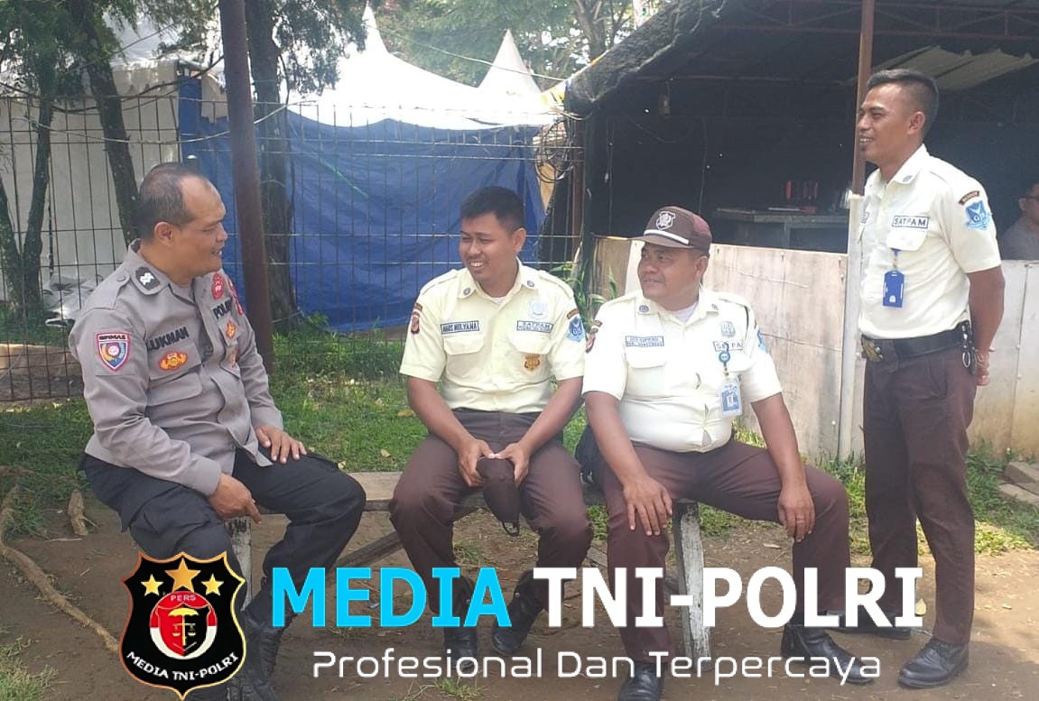 Pererat Kedekatan, Bhabinkamtibmas Polsek Cijeruk Rutin Sambangi Warga Desa Binaan