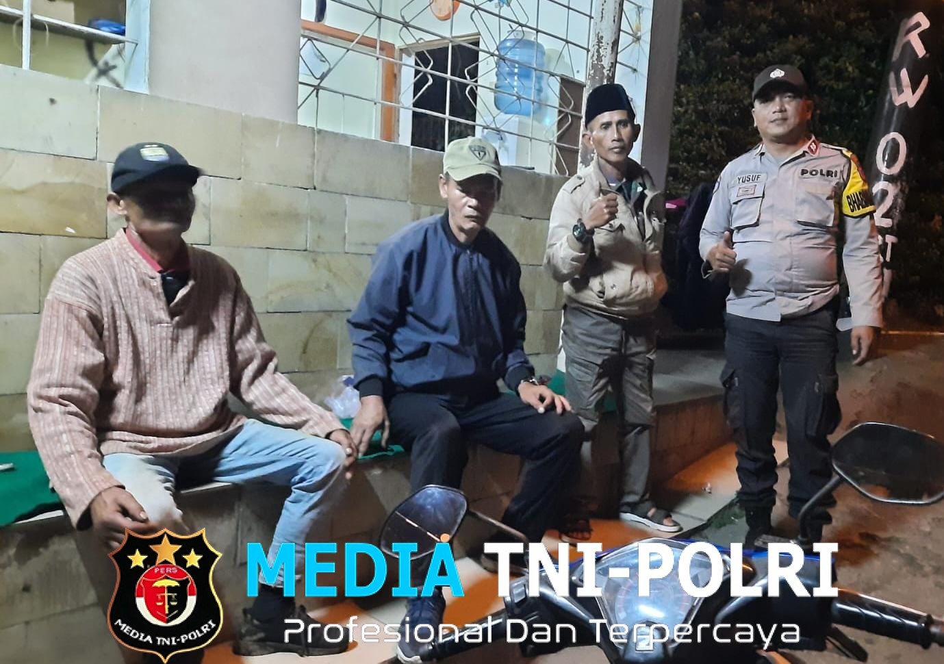 Kontrol Pos Kamling, Bhabinkamtibmas Polsek Cisarua Ajak Warga Aktif Jaga Kamtibmas