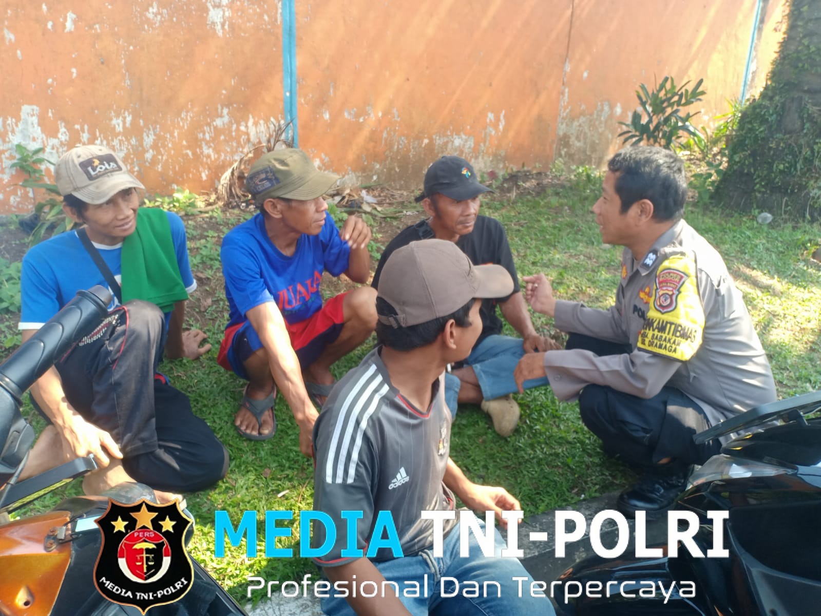 Giat Sambang Warga Bhabinkamtibmas Polsek Dramaga Jalin Silaturahmi di Desa Babakan Beri Pesan Himbauan Kamtibmas 