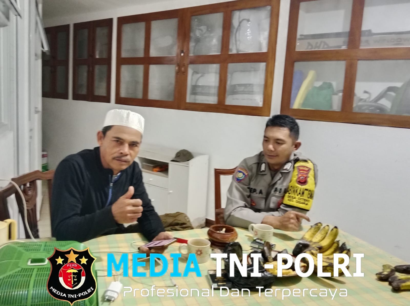 Pererat Silaturahmi, Bhabinkamtibmas Polsek Cisarua Sambangi Warga Desa Citeko Guna Ciptakan Kamtibmas