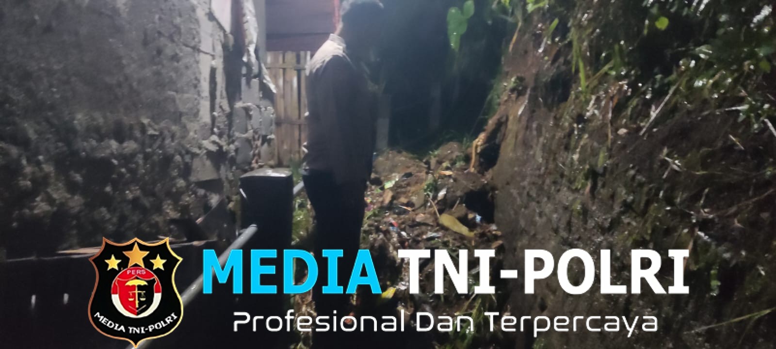 Bhabinkamtibmas Polsek Caringin Turun Langsung Cek Lokasi Tanah Longsor di Desa Pasir Muncang 