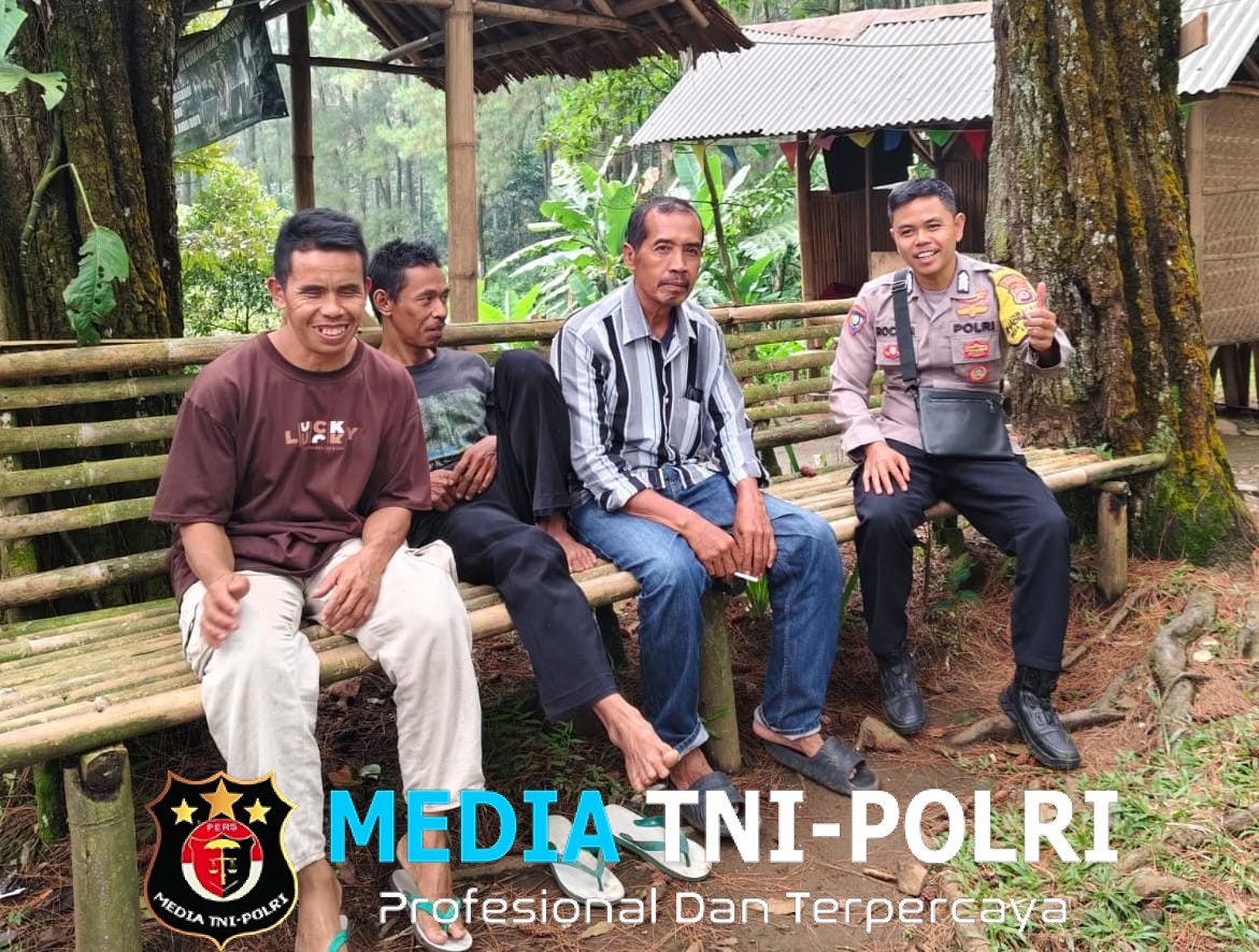 Jalin Silaturahmi dan Wujudkan Kamtibmas, Bhabinkamtibmas Polsek Ciampea Sambangi Tokoh Masyarakat Desa Gunung Malang