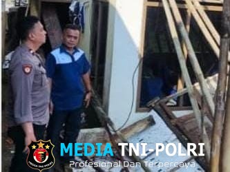 Bhabinkamtibmas Pancawati Turun Langsung Cek Lokasi Atap Rumah Rubuh di Wilayah Binaan