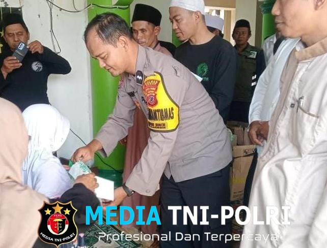 Tebar Kepedulian di Bulan Muharram, Bhabinkamtibmas Hadiri Kegiatan Santunan Anak Yatim