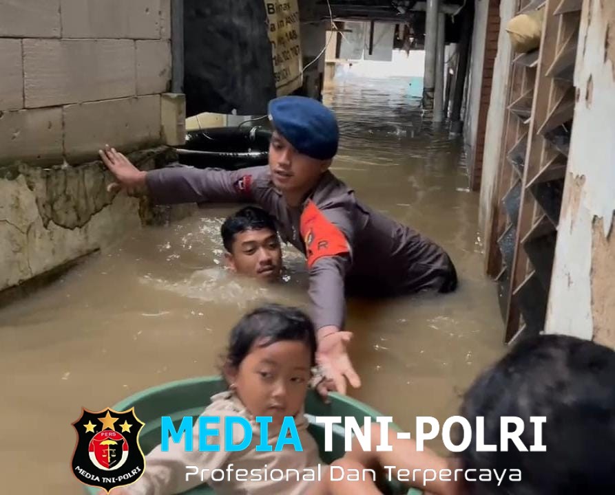 Meski Dengan Ember, Evakuasi Balita di Jaktim Dilakukan Dengan Sigap