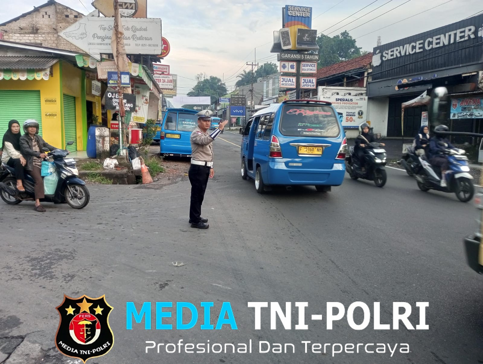 Anggota Polsek Ciampea Polres Bogor Laksanakan Pengaturan Lalu Lintas Pagi Hari