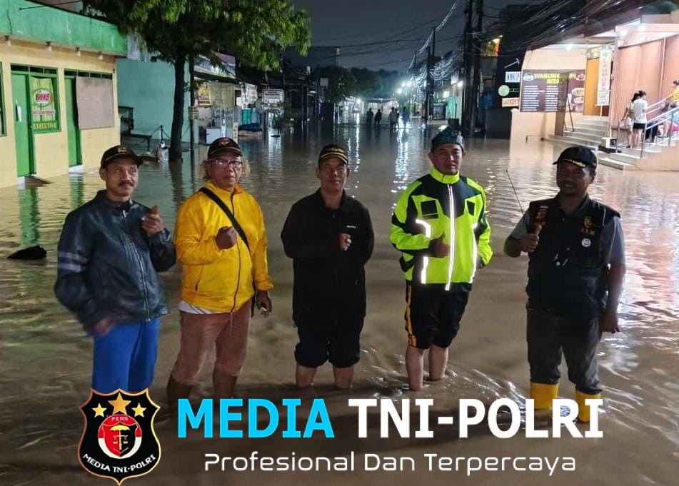 Antisipasi Bencana, Bhabinkamtibmas Desa Bojong Kulur Pantau Potensi Banjir dan Imbau Warga Tetap Waspada