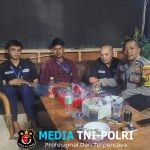 Patroli Malam, Bhabinkamtibmas Polsek Cisarua Sisir Poskamling di Desa Tugu Utara